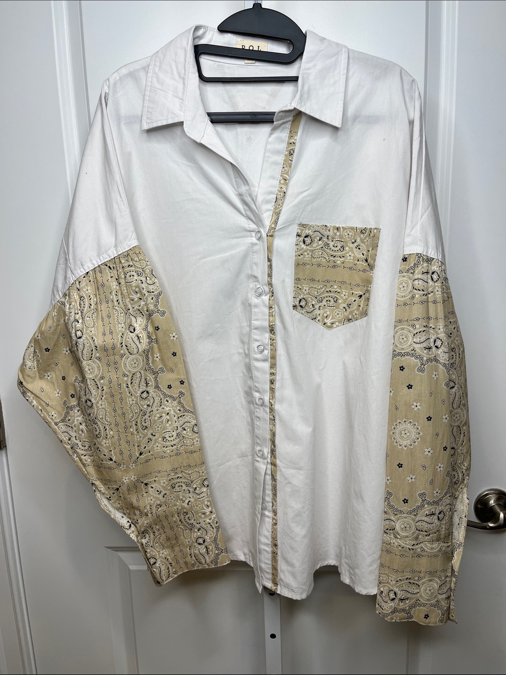 POL White Button-Down Shirt with Beige Bandana Sleeve Panels NWOT Medium